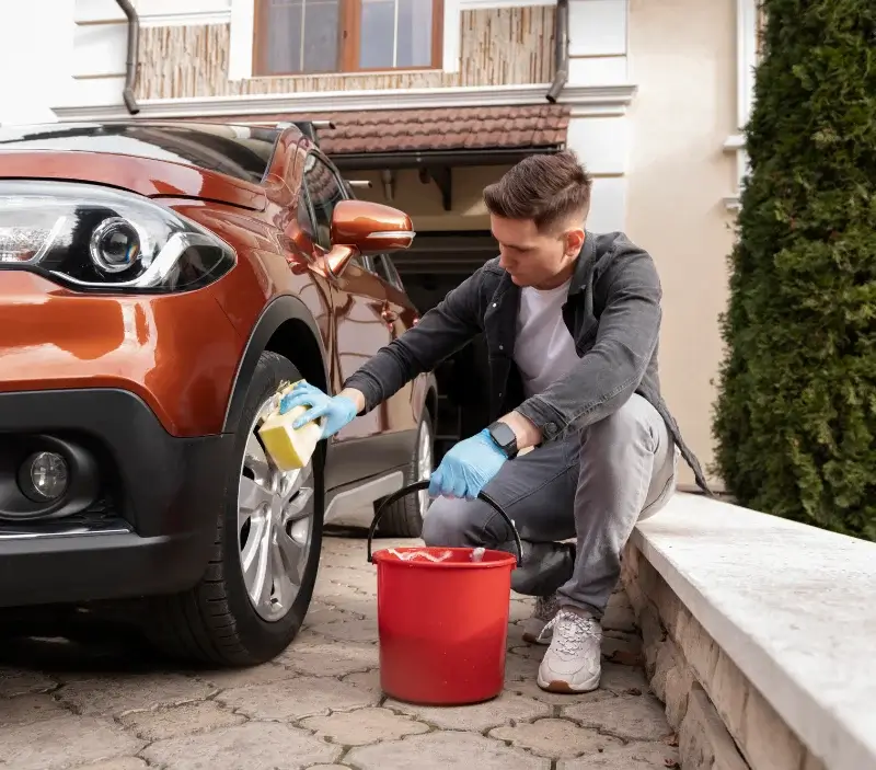 Lavage auto à domicile Sainte-Soulle : professionnel intervenant sur un véhicule